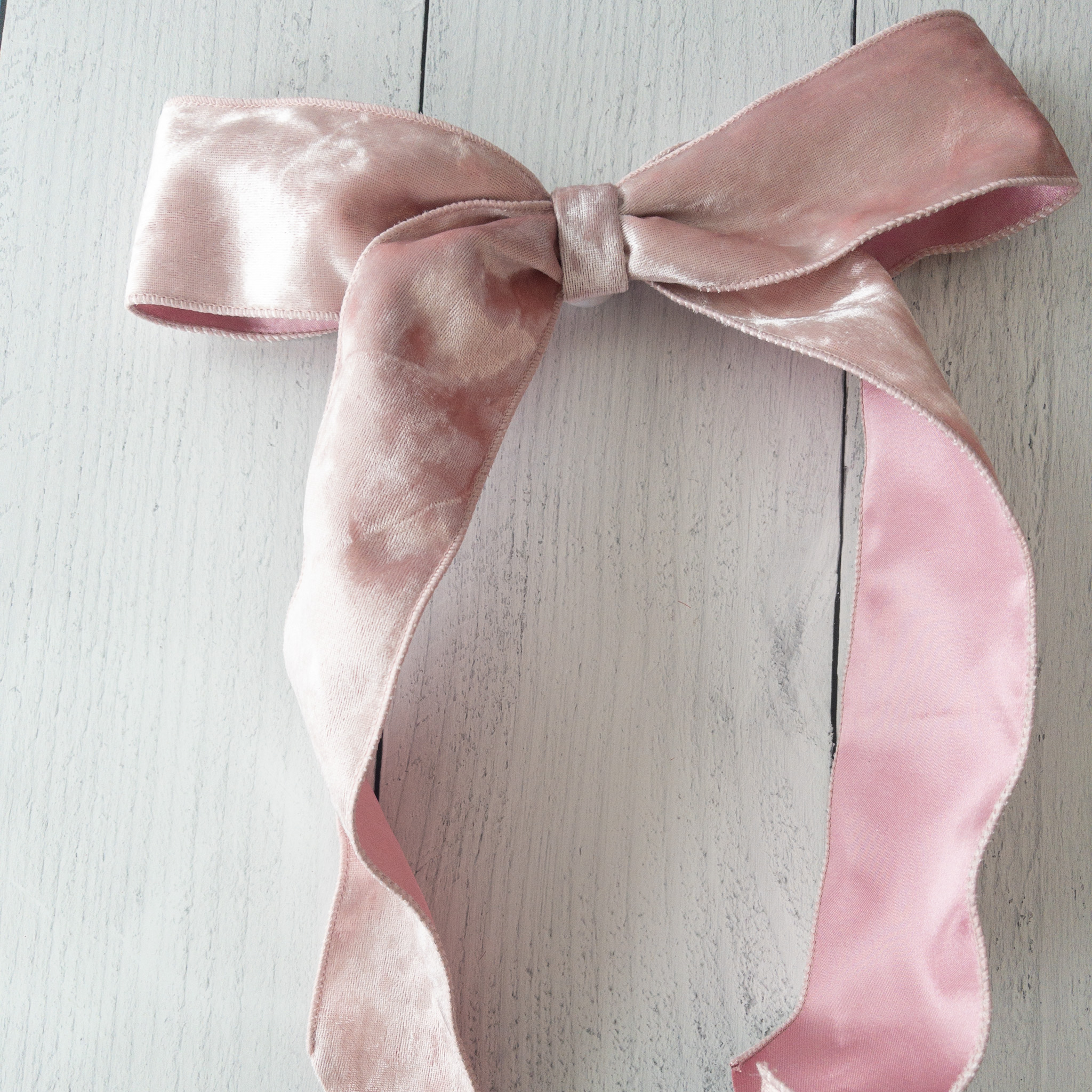 Luxe crushed velvet bow - Image 5
