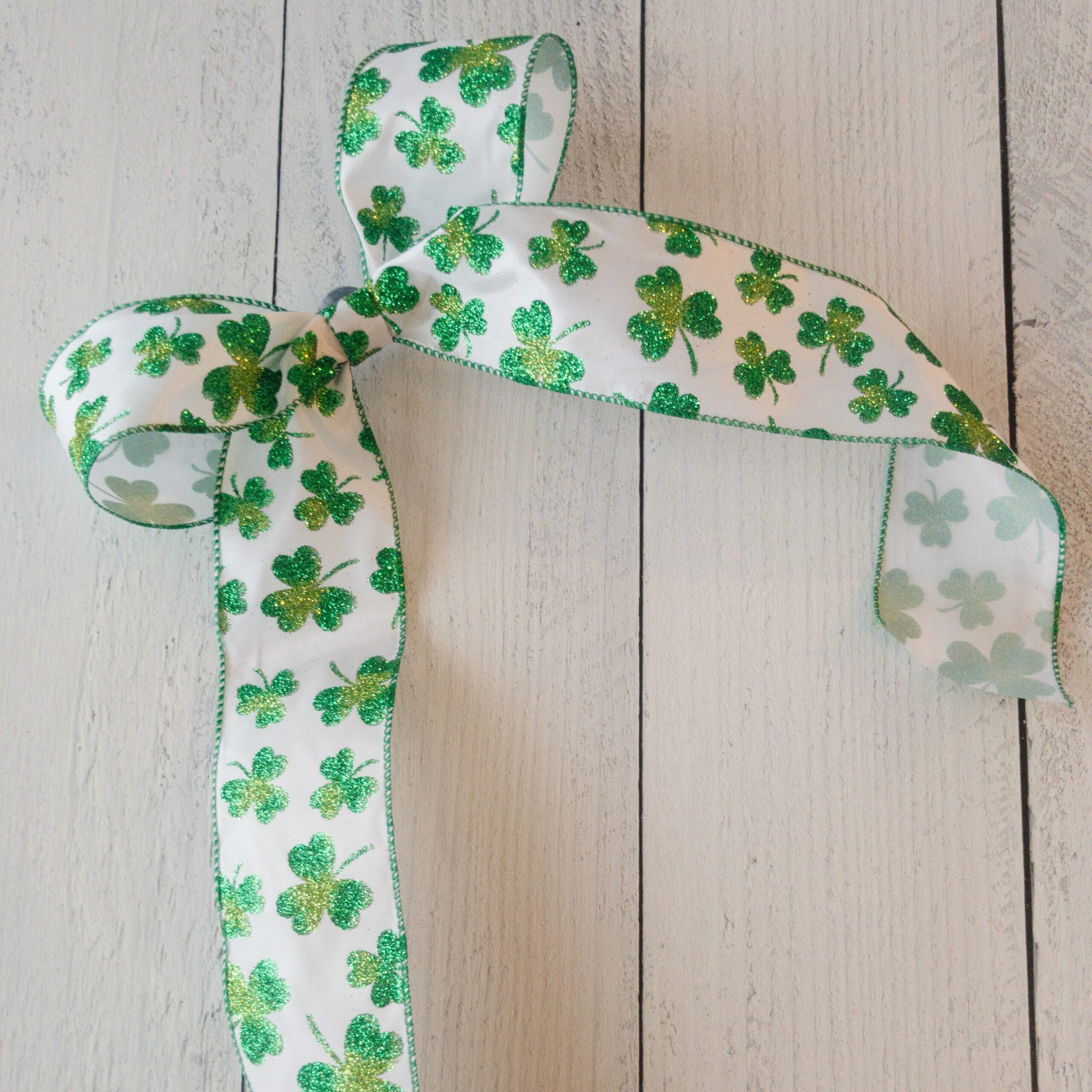 White with green shamrocks bow| St Patrick’s Day wreath attachment| wreath accessories| wreath decorations| wreath ornament|ribbon
