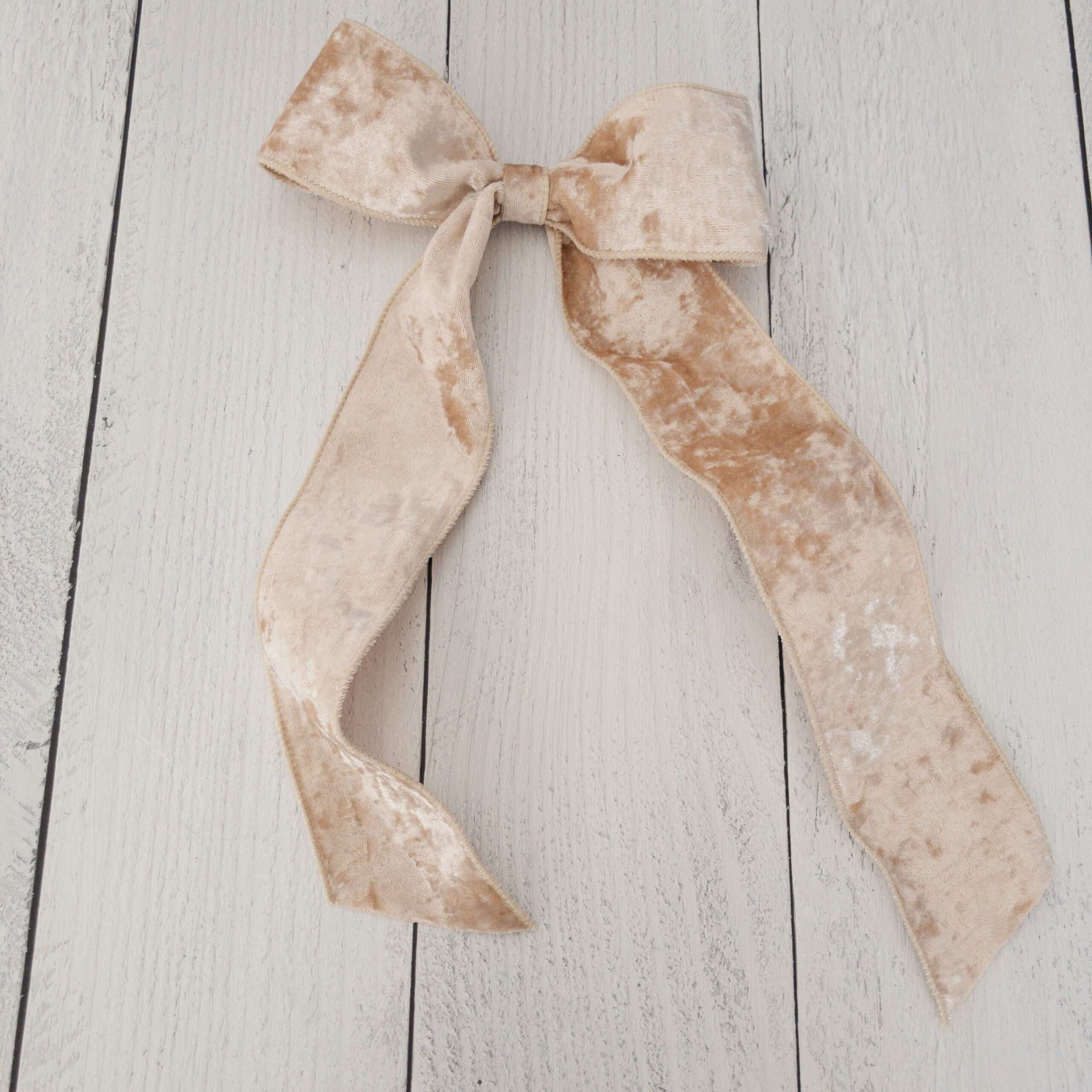 Luxe crushed velvet bow - Image 4